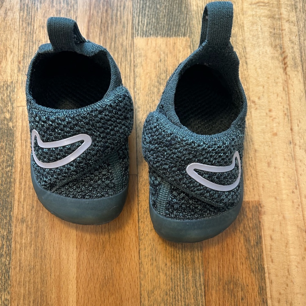 Nike Swoosh 1 size 4
